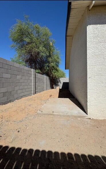Building Photo - 5518 E Calle Encinas