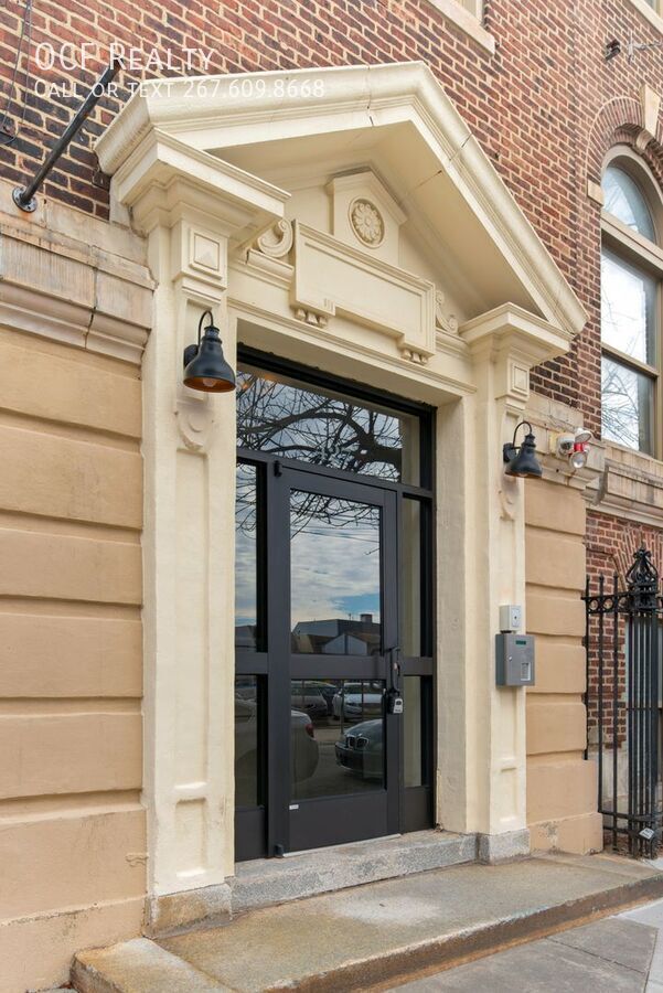 Building Photo - 427 Monroe St