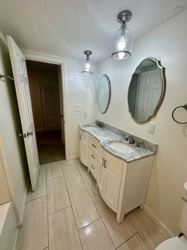 Building Photo - Renovated 5BR Home Minutes from Downtown Columbia | Two Full Kitchens + Fenced Yard ~ Available M...