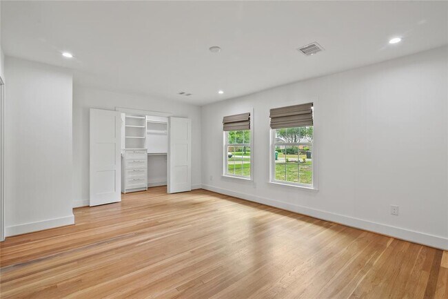 Building Photo - 312 W 31st St