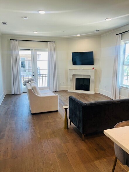 Building Photo - 8211 Village Plaza Ct