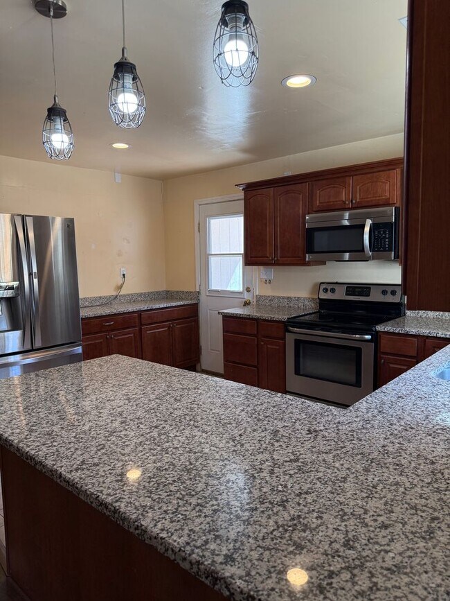 Building Photo - Charming Barndominium Rental with Scenic Foothill Views – Springville, CA