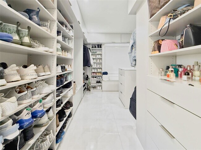 Building Photo - 927 SW 18th Ave