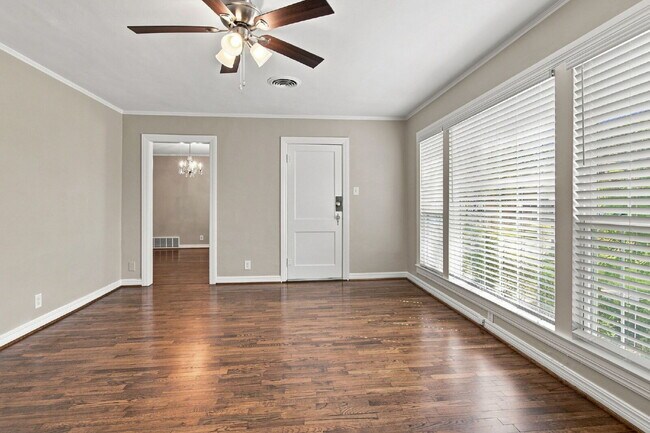 Building Photo - "Adorable 2-Bedroom, 1-Bath in Home with Beautiful Oak Floors, Spacious Yard and Lawn Service Inc...
