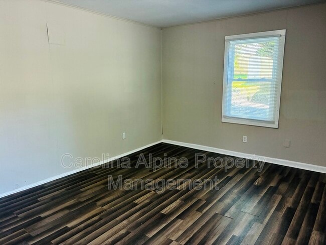 Building Photo - 1421 W Walnut Ave