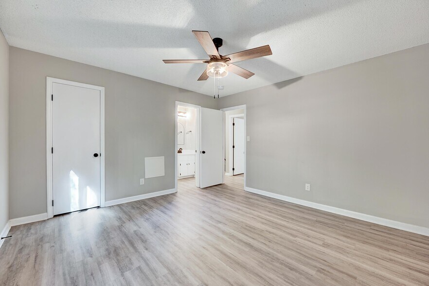 Master suite - 4115 Arckelton Dr