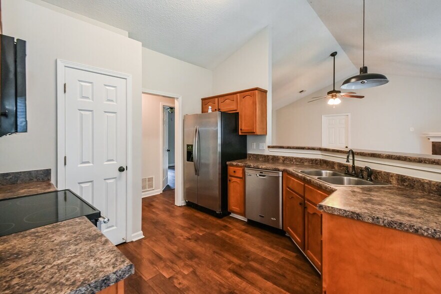 Building Photo - 8161 Loden Cove