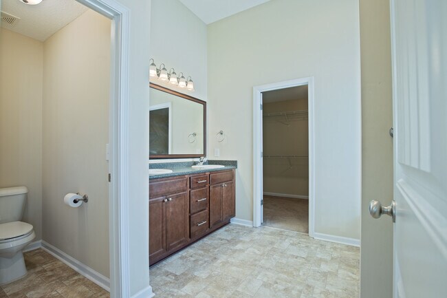 Building Photo - 678 Red Oak Ln