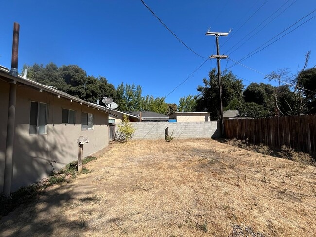 Building Photo - 304 Tennyson Dr