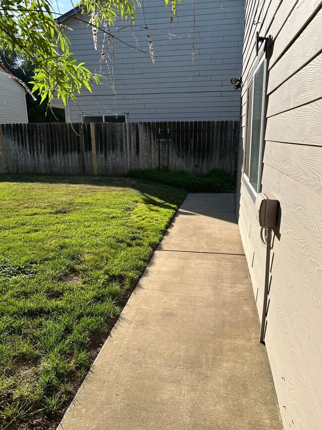 Building Photo - 582 Morgan Dr