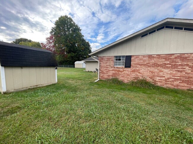 Building Photo - Large home in Pigeon Forge