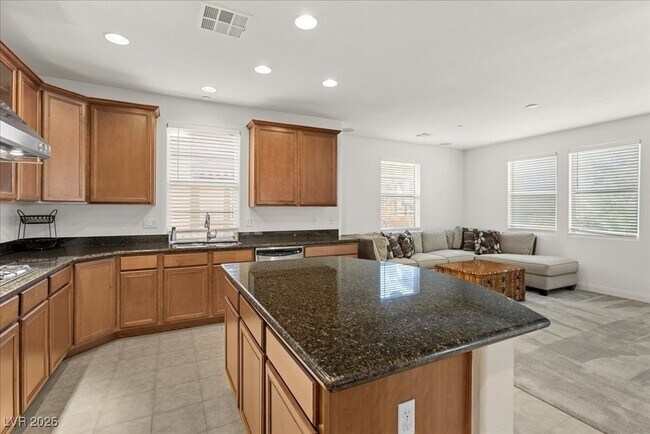 Building Photo - 2 Corte Belleza