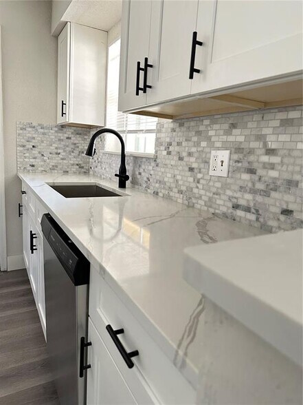 Building Photo - 833 Riverside Dr