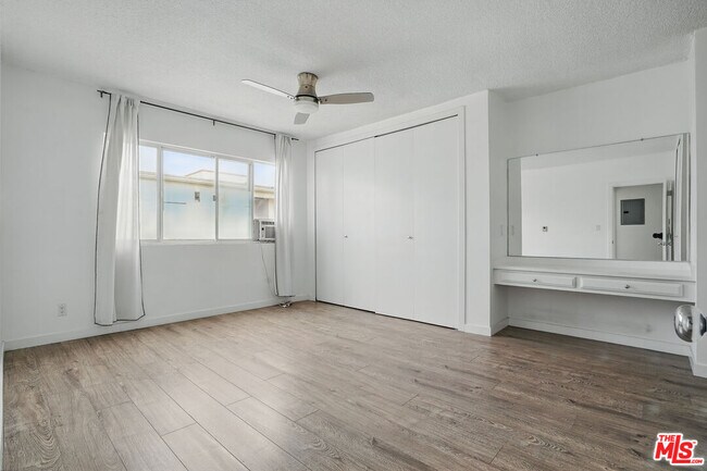 Building Photo - 930 3rd St