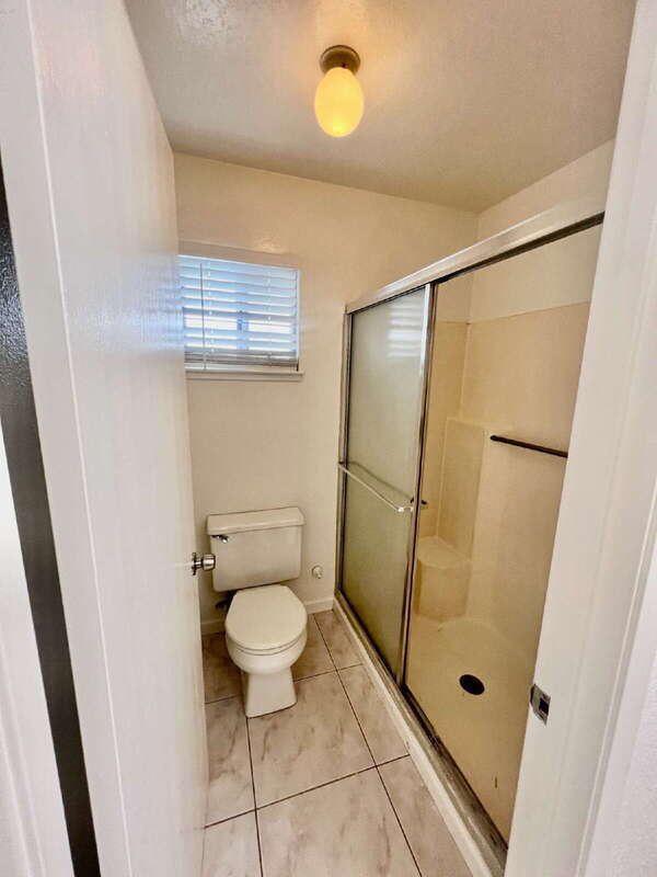 Building Photo - 827 Crested Dr