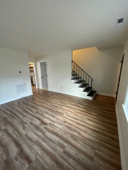 Building Photo - 101 Royal Forest Ct