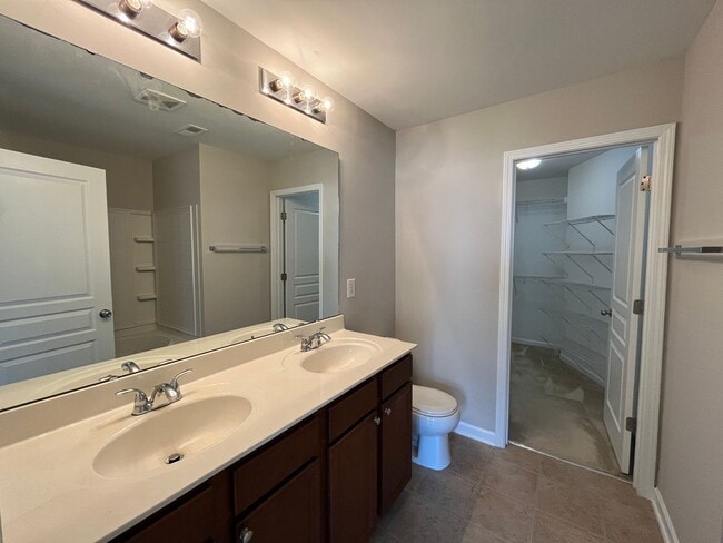 Building Photo - Corner Unit 3BD, 2.5BA Townhouse in North ...