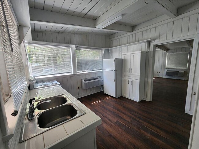 Building Photo - 120 SE 7th St