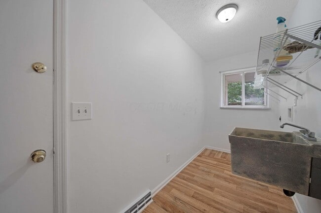 Building Photo - 921 Beechwood Rd