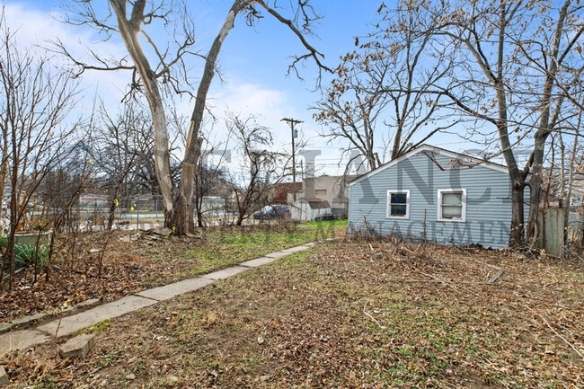 Building Photo - 1913 N Hood St