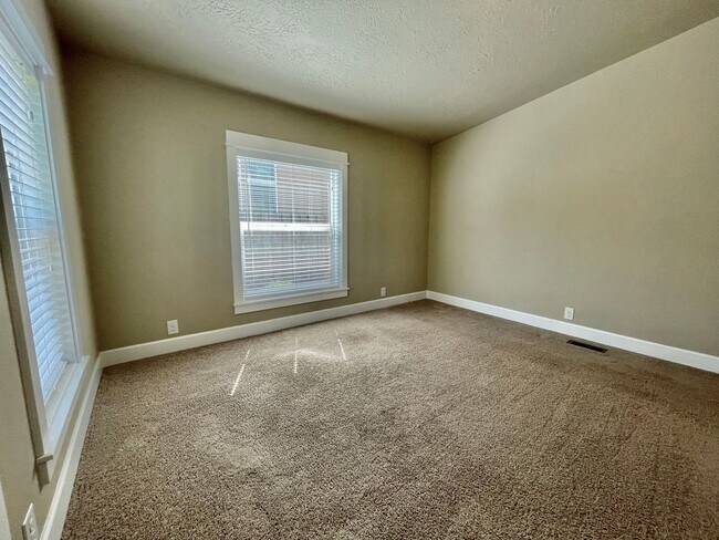 Building Photo - Spacious 3 Bedroom/2 Bath Home with genero...