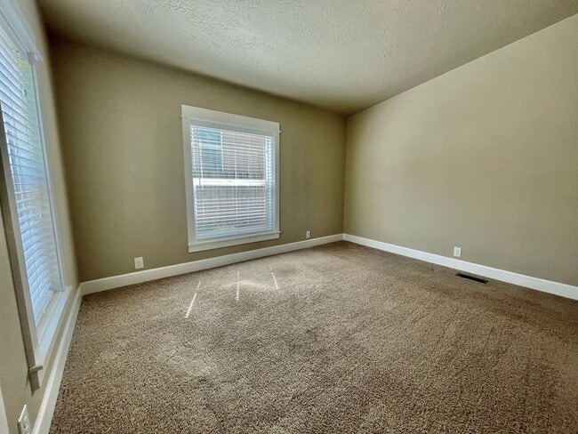 Building Photo - Spacious 3 Bedroom/2 Bath Home with generous fully fenced yard!