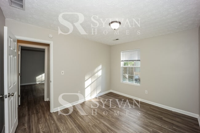 Building Photo - 11 Laurel Dr