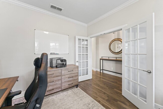 Building Photo - **LIKE-NEW UPGRADED HOME WITH FENCED YARD ...