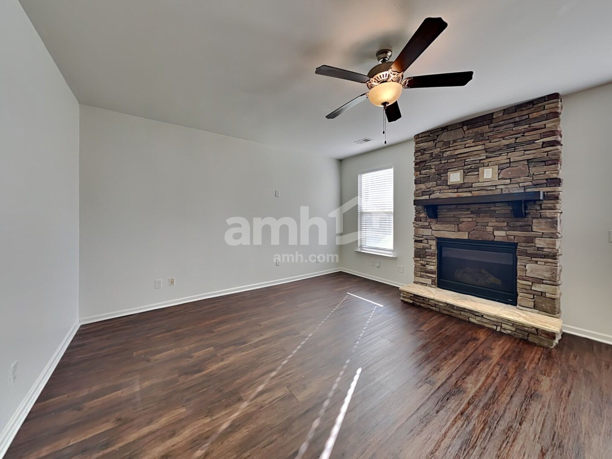 Building Photo - 1522 Balvaird Dr SE