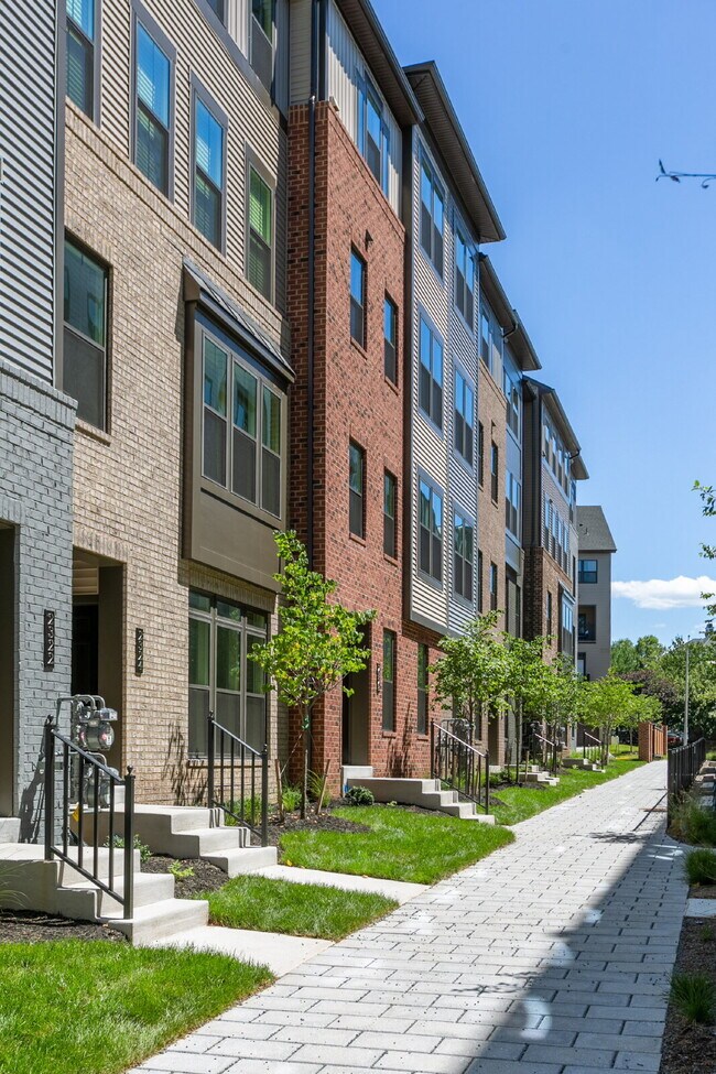 Building Photo - Elegant Townhome Living Near Herndon Conveniences
