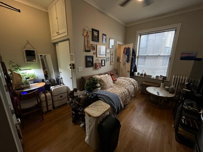 Building Photo - 2525 N Clark St