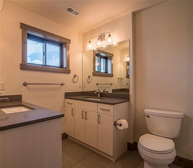 Building Photo - Beautiful 3 bedroom Townhome