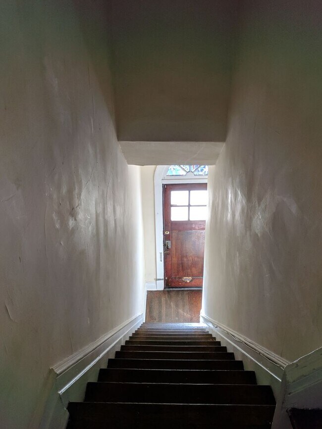 Building Photo - 118 S Colonial Ave