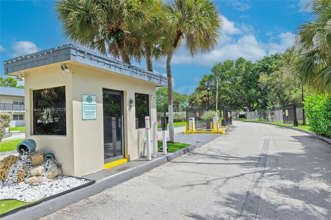 Building Photo - 7825 Fairview Dr