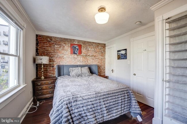Building Photo - 1123 3rd St NE