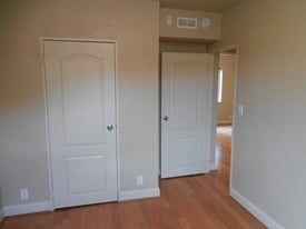 Building Photo - 500 Grandview Ct