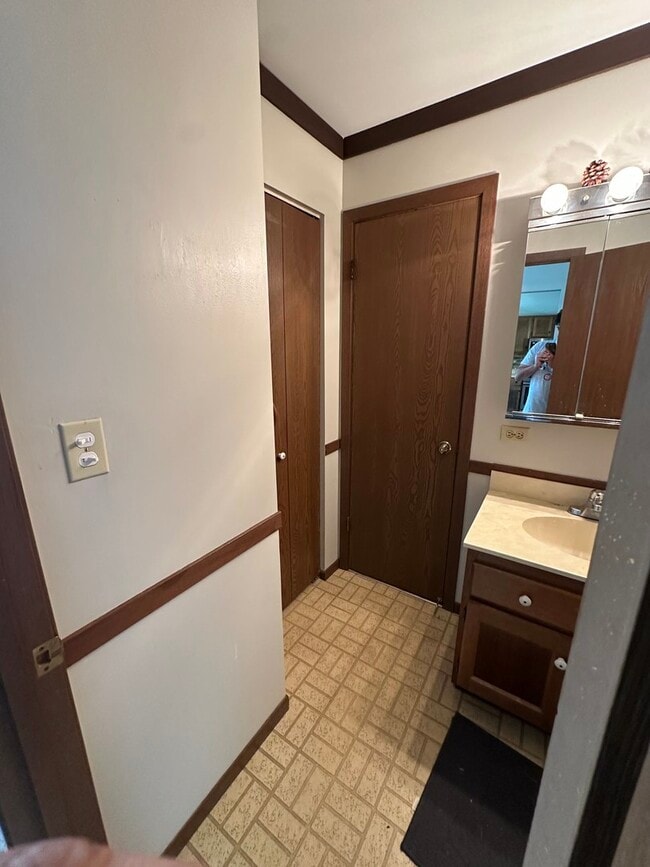 Building Photo - 4480 Shorewood Ct