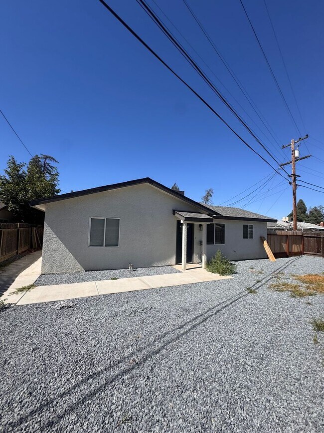 Building Photo - Newly Remodeled 2 Bedroom, 2 Bath Back House