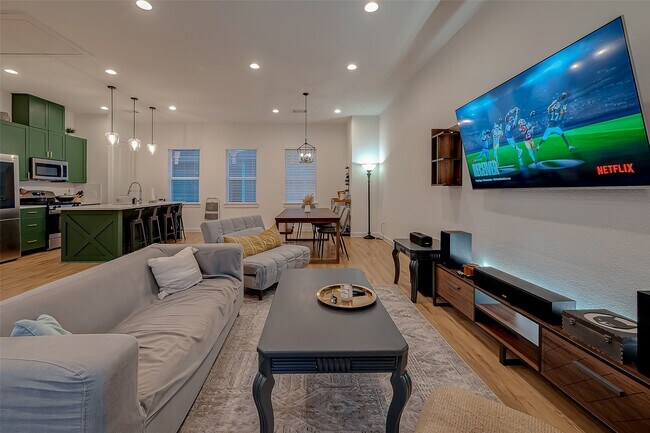 Building Photo - 8911 Knoll Villas St