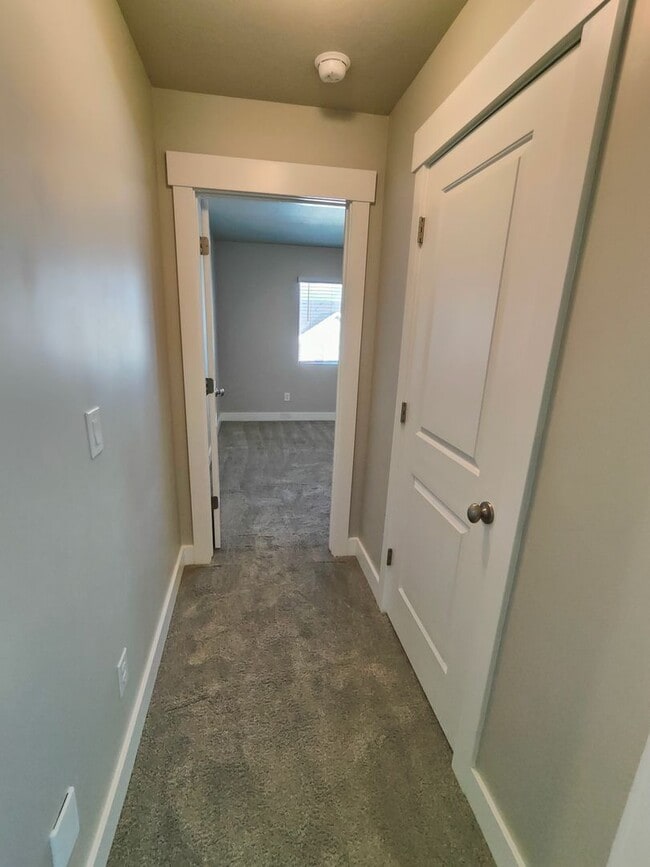Building Photo - Spacious 6 Bed, 3.5 Bath Home in Clinton, UT
