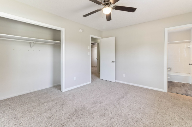 Building Photo - 6118 Lexington Dr