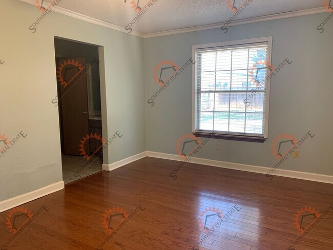 Building Photo - 3 BEDROOM/2 FULL BATH/2 CAR GARAGE
