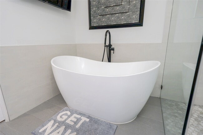 Building Photo - 709 Memorial Heights Dr