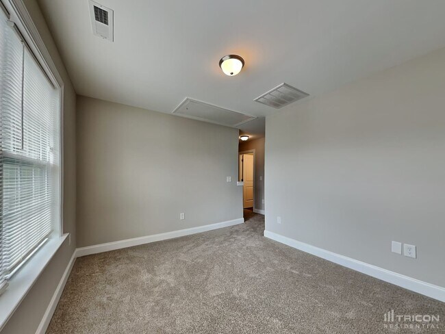Building Photo - 653 Lakemont Dr