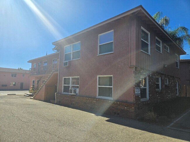 Building Photo - 1-Bedroom 1 bath unit in Van Nuys