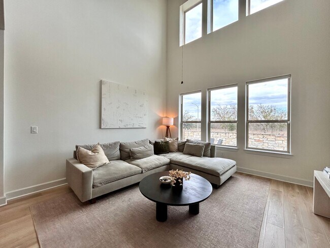 Building Photo - Spacious & Beautiful 3/BR 2/BA Two-Level Home with Garage & Fenced Yard