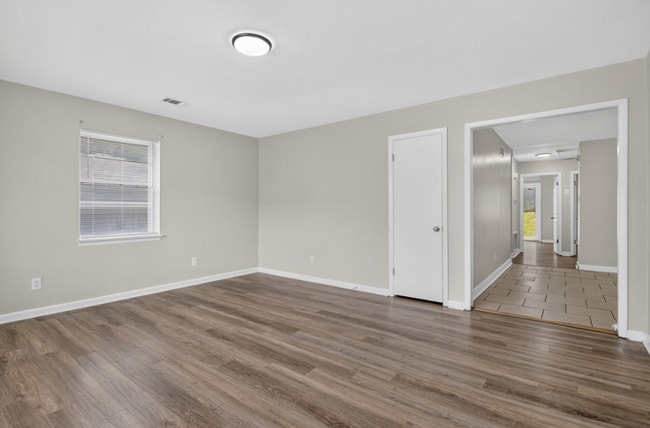Building Photo - Midtown Living with Modern Conveniences – Prime Little Rock Location!