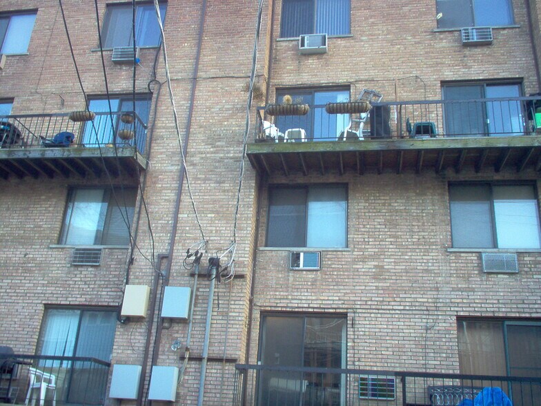 ALLEY SIDE VIEW OF THE BUILDING - 832 W Oakdale Ave