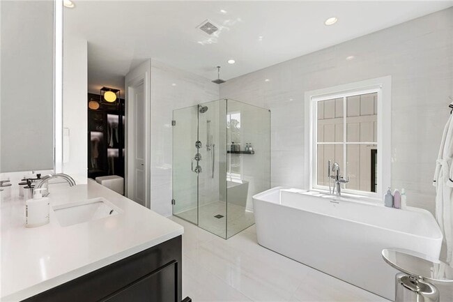 Building Photo - 6715 Halcyon Way