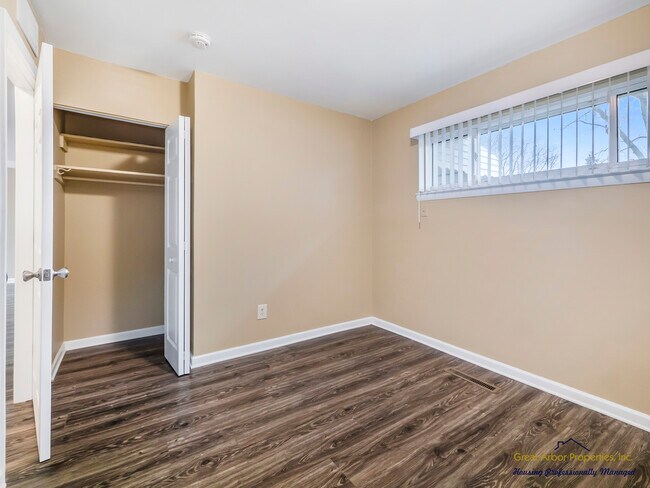 Building Photo - 1088 Studebaker Ave